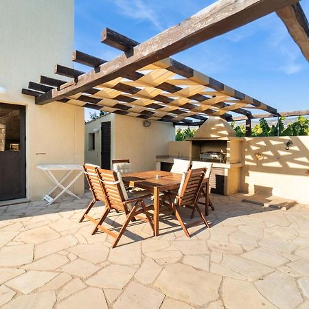 Villa Camelot By Ezoria Villas Coral Bay Bagian luar foto