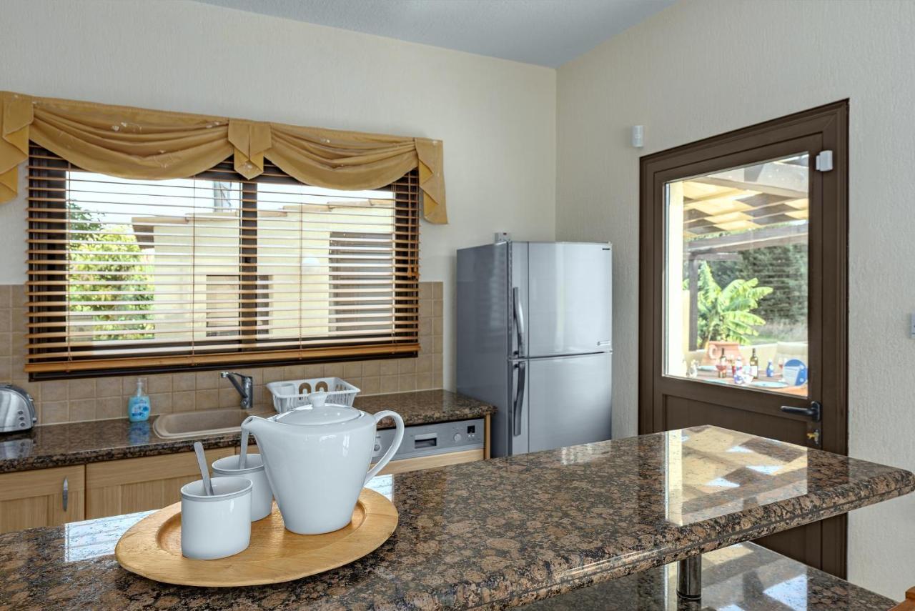 Villa Camelot By Ezoria Villas Coral Bay Bagian luar foto